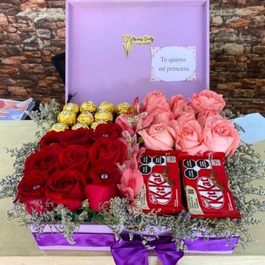 Arreglo floral con 9 rosas rojas, 9 rosas color rosa, 12 Ferrero Rocher, 6 KitKat en cajonera