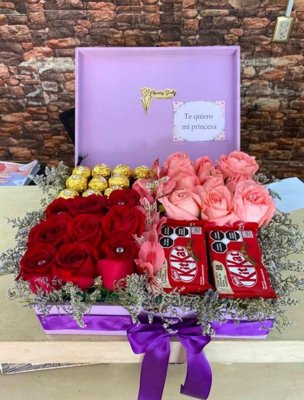 Arreglo floral con 9 rosas rojas, 9 rosas color rosa, 12 Ferrero Rocher, 6 KitKat en cajonera