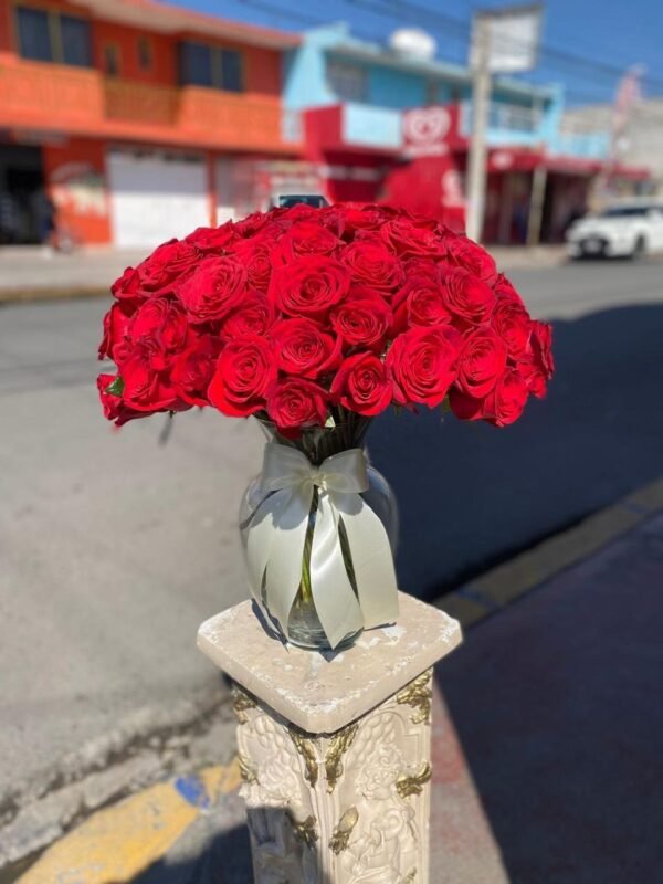 Florero con 100 rosas rojas