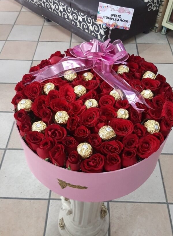 Cajonera con rosa roja y chocolates intercalados