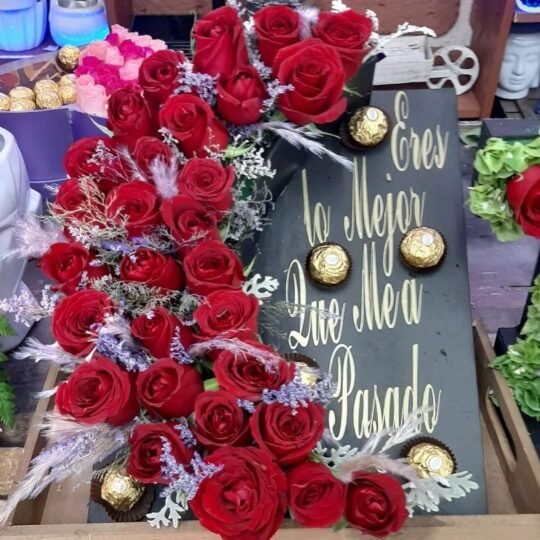 Cajonera en forma de luna con rosa roja y texto al costado