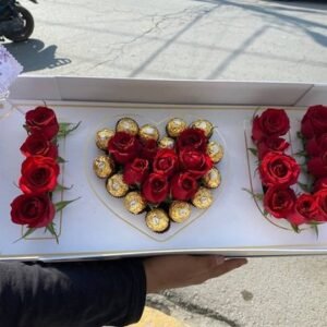 Arreglo en cajonera con 20 rosas rojas y 14 Ferrero Rocher