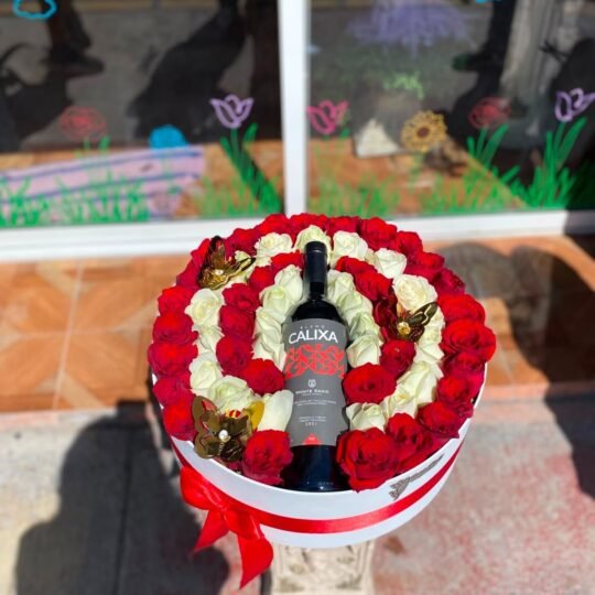 Caja circular con rosa roja y blanca (precio sin botella, a elegir)