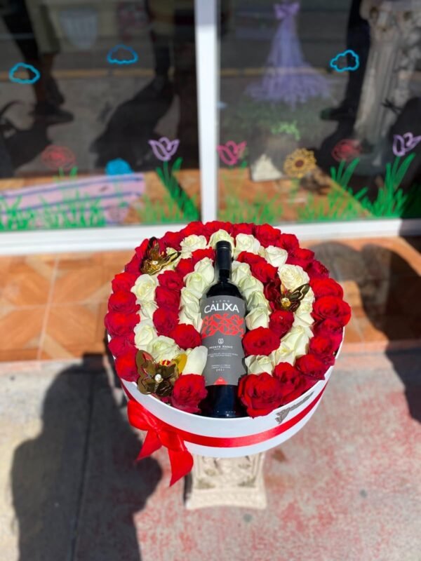 Caja circular con rosa roja y blanca (precio sin botella, a elegir)