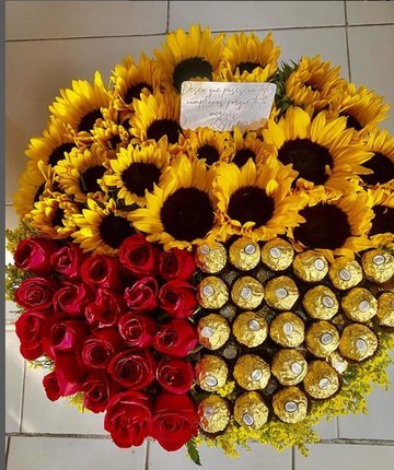 Caja circular mitad girasoles chocolates y rosa roja
