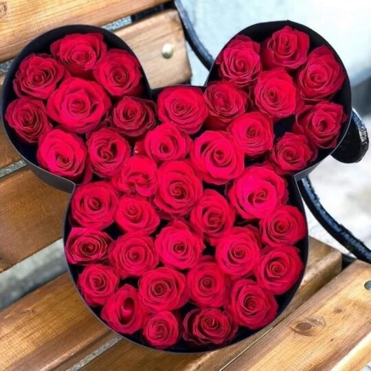 Caja en forma de Mickey Mouse con rosas rojas
