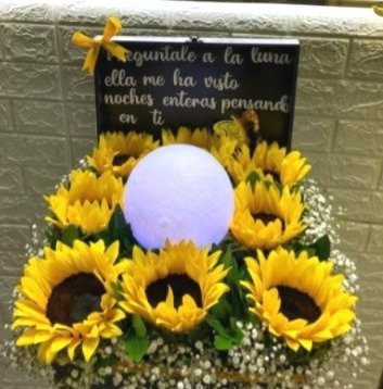 Caja con girasoles y lampara de luna al centro