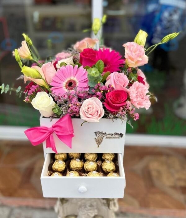 Arreglo floral con 3 gerberas, 8 rosas en tonos pastel y follaje mixto, 15 chocolates Ferrero Rocher en cajonera