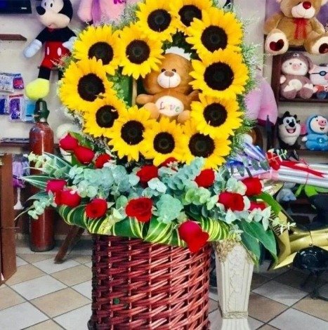 Arreglo en canasta con girasoles