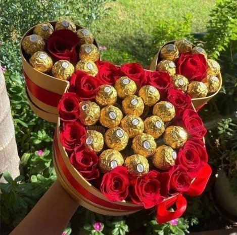 Caja de Mickey Mouse con rosa roja y chocolates alternados