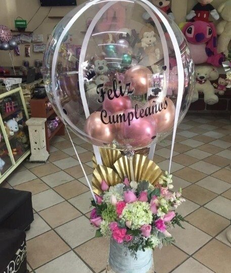 Base con flor mixta y globo personalizado