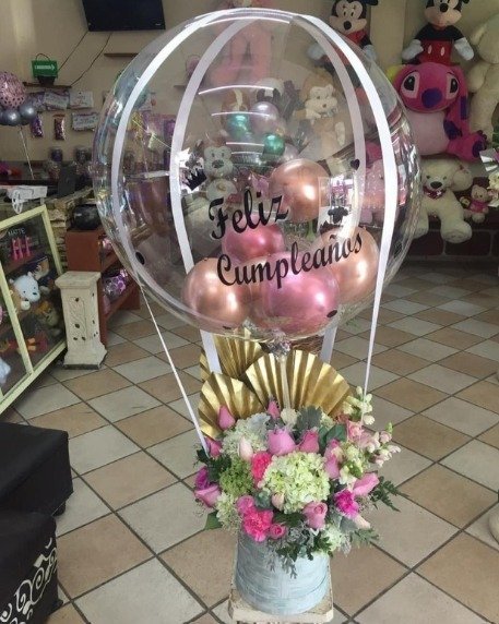 Base con flor mixta y globo personalizado