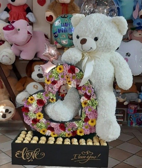 Base de corazón con flor mixta y chocolates