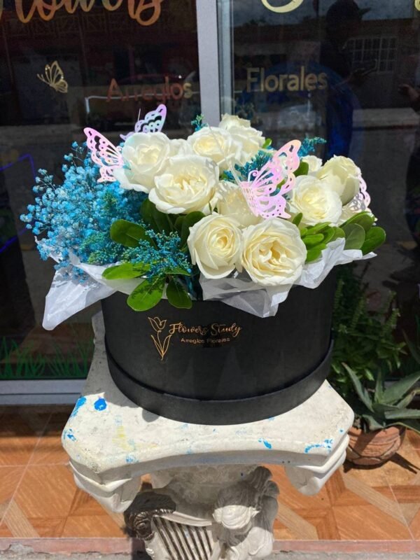 Base circular con rosas y follaje mixto en tonos azules