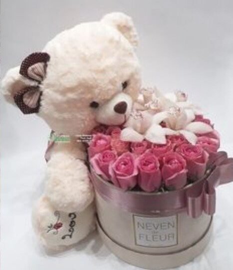 Base circular en tonos pastel con peluche