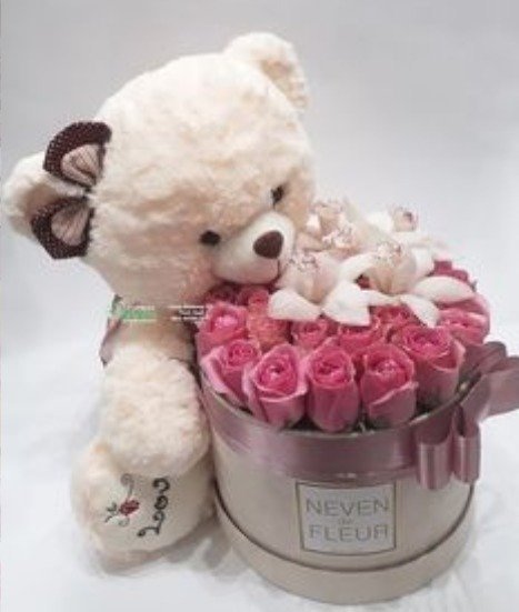 Base circular en tonos pastel con peluche