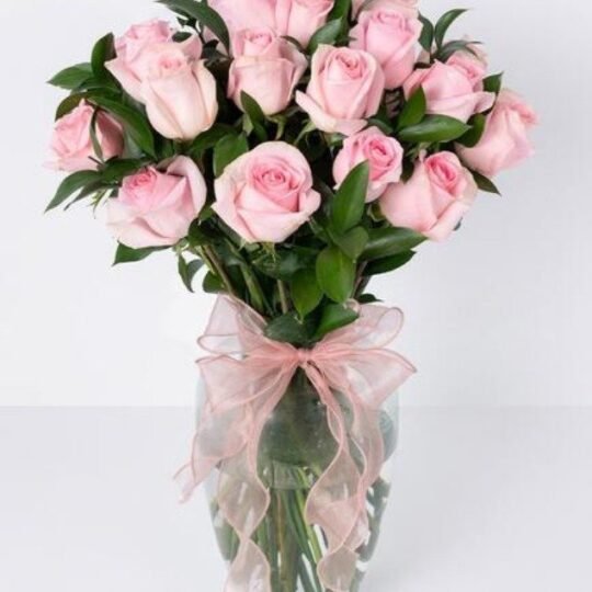 Florero de 50 rosas color rosa y follaje mixto