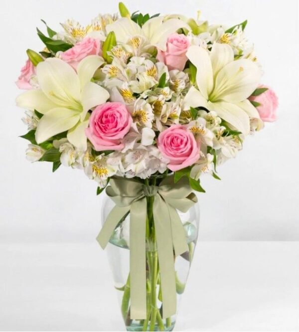 Arreglo floral con 18 lilis y 24 rosas color rosa, en florero