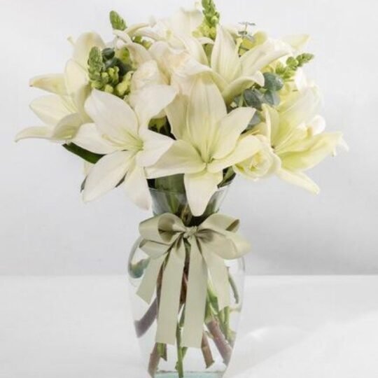 Florero de lilis blancas
