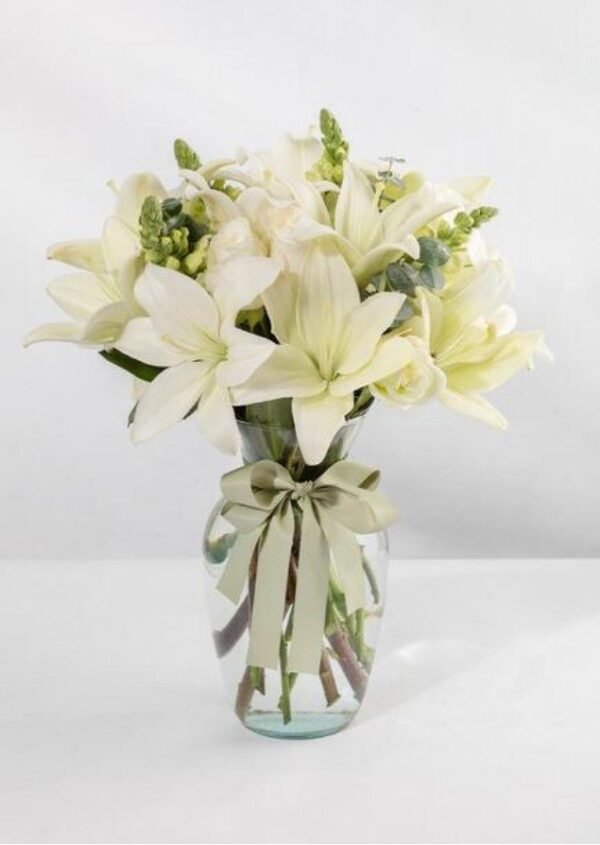 Florero de lilis blancas
