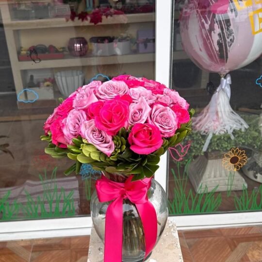 Florero de 50 rosas lilas y fucsias y follaje clavo