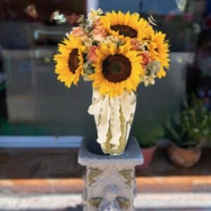 Florero, 5 girasoles y 15 rosas pastel y follaje mixto