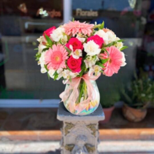 Florero de 15 rosas color rosa con 5 gerberas