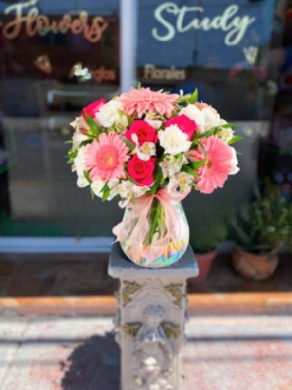 Florero de 15 rosas color rosa con 5 gerberas