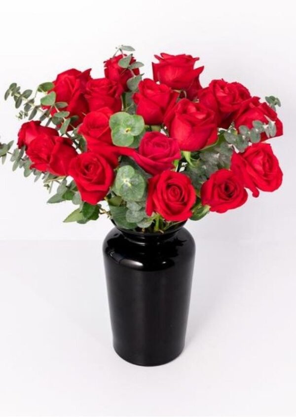 Florero de 40 rosas rojas con follaje dólar