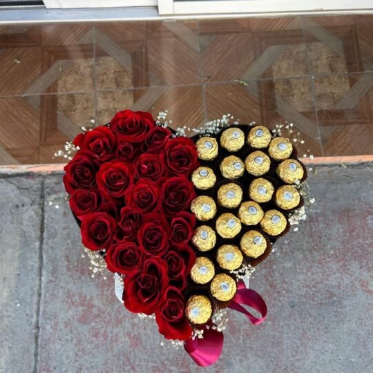 Caja en forma de corazón mitad rosa y mitad chocolate