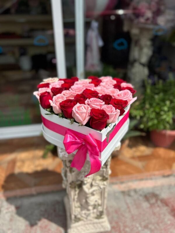 Caja con rosas rojas y rosas en forma de corazón