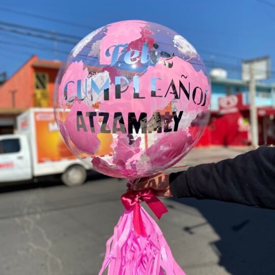 Globo con manchas de pintura rosa y blanca con frase personalizada