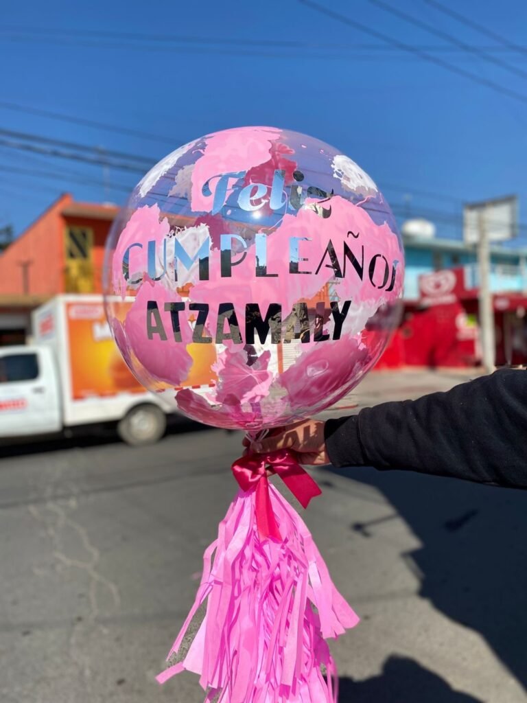 Globo con manchas de pintura rosa y blanca con frase personalizada