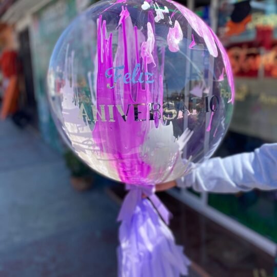 Globo con pintura en tonos lilas y blancos (personalizado),