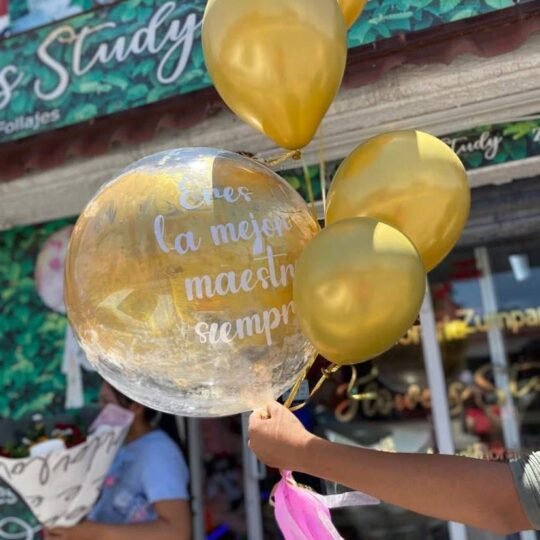Globo con pintura dorada y manchas (color a elegir) frase personalizada