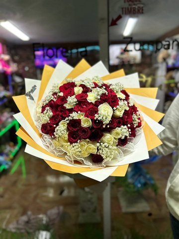 Ramo de 50 rosas rojas, 50 rosas blancas y follaje baby