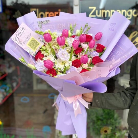 Ramo de 10 tulipanes rosas, 12 rosas rojas y follaje mixto (colores a elegir)