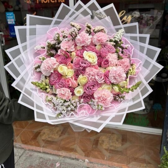 Ramo de 50 rosas en tonos lilas, rosas y blancos, 10 claveles y follaje de estate