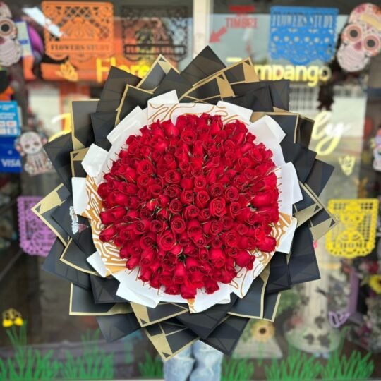 Ramo de 150 rosas con follaje baby alrededor