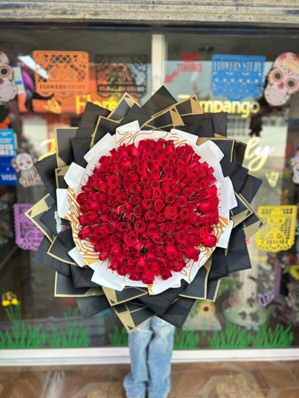Ramo de 150 rosas con follaje baby alrededor