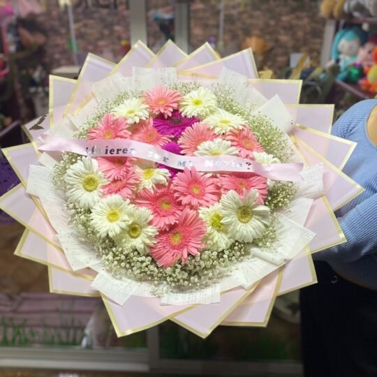 Ramo de 20 gerberas, rosa y blanca y follaje baby y listón (frase a elegir)