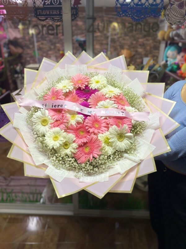 Ramo de 20 gerberas, rosa y blanca y follaje baby y listón (frase a elegir)