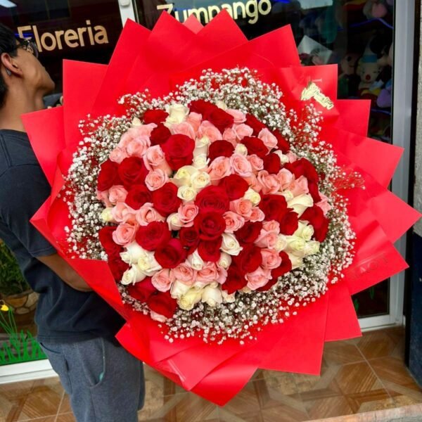Ramo de 150 rosas blancas, rojas y rosas, con follaje baby