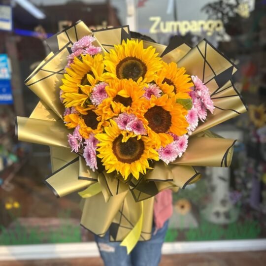 Ramo de 9 girasoles y follaje mixto