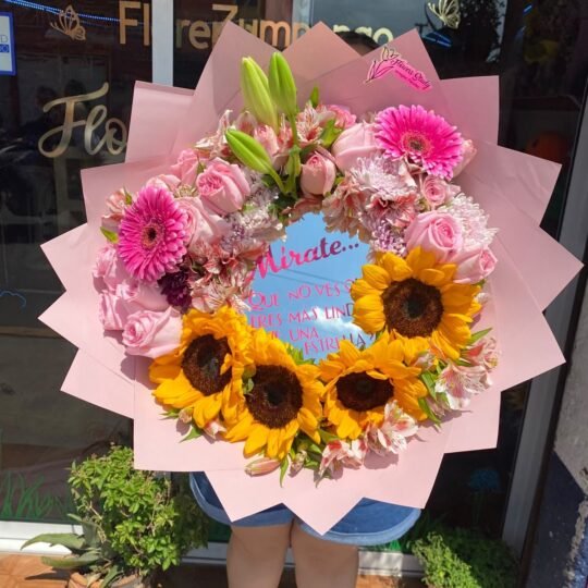 Ramo de espejo, con 4 girasoles, 2 gerberas, 1 lili y rosas color rosa y follaje mixto