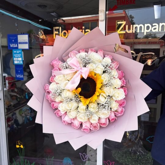 Ramo de 50 rosas en tonos pastel y 1 girasol