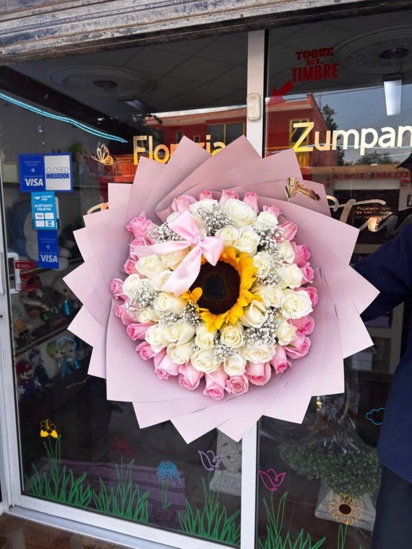Ramo de 50 rosas en tonos pastel y 1 girasol