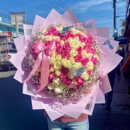 Ramo de 100 rosas lilas y blancas y follaje baby, moño y mariposas