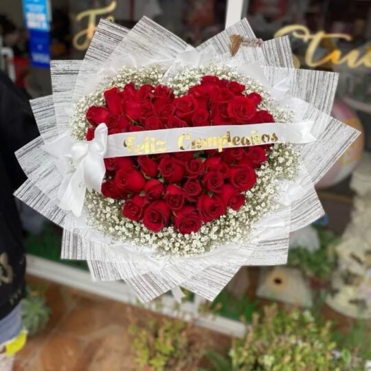 Ramo de 100 rosas rojas en forma de corazón, con listón y moño (frase personalizada)