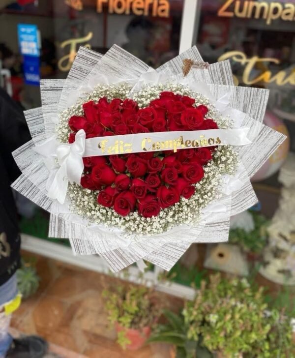 Ramo de 100 rosas rojas en forma de corazón, con listón y moño (frase personalizada)